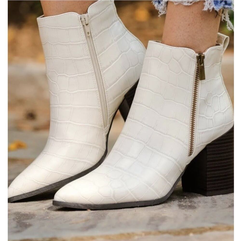 Bamboo‎ Crocodile Faux Booties White NWOB Size 8.5